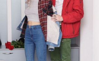 可爱苗条的少女伊娃-艾尔菲露出大奶子，在椅子上被猛烈蹂躏
