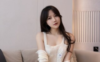 亚洲女友 Xiuren 穿着紫色丝袜和黑色内裤，赤裸上身